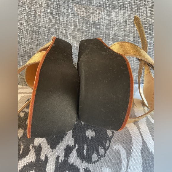 Made in Spain Pons brand Women's Gold Leather Sandals. Size 8.Medium wide. - Picture 9 of 10